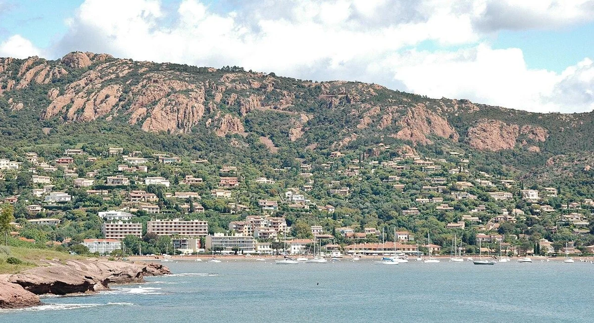 Het strand en de baai van Agay met uitzicht op de Estérel