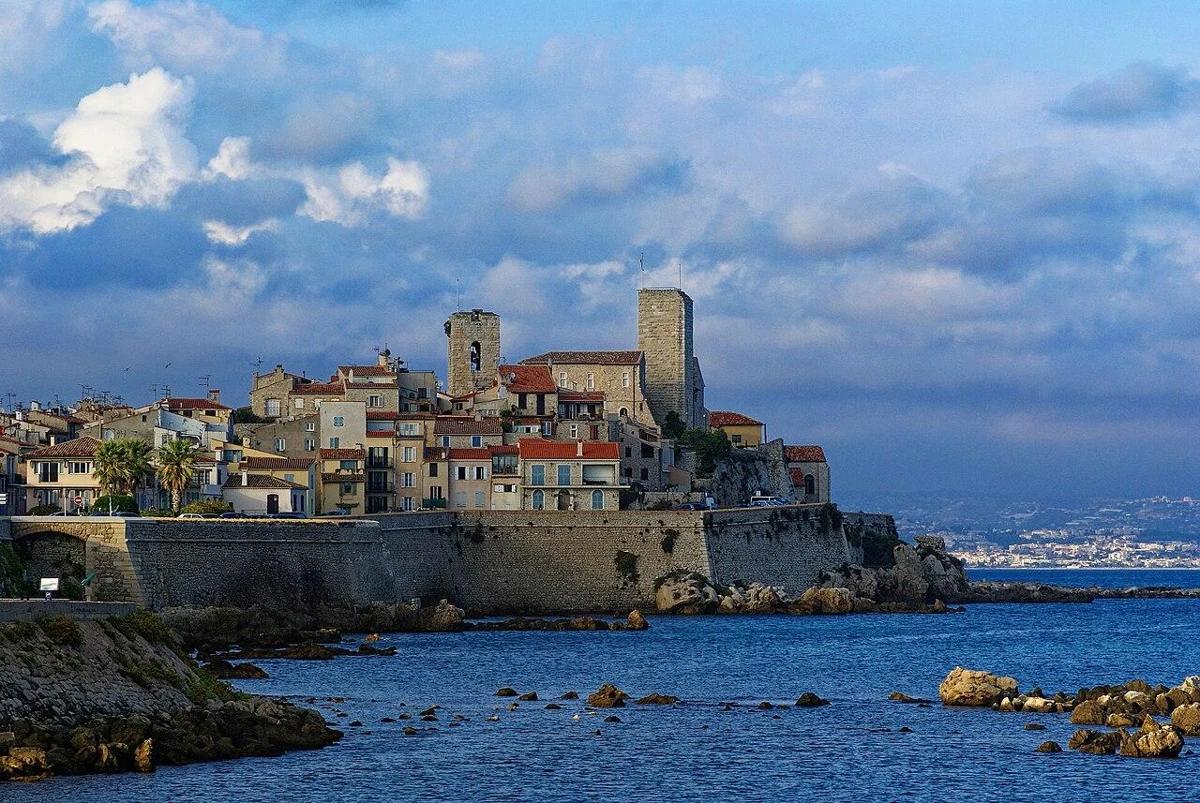 De oude stad van Antibes aan zee