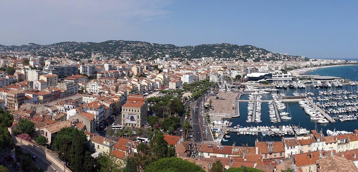 Cannes en de Vieux Port, gezien vanaf Le Suquet