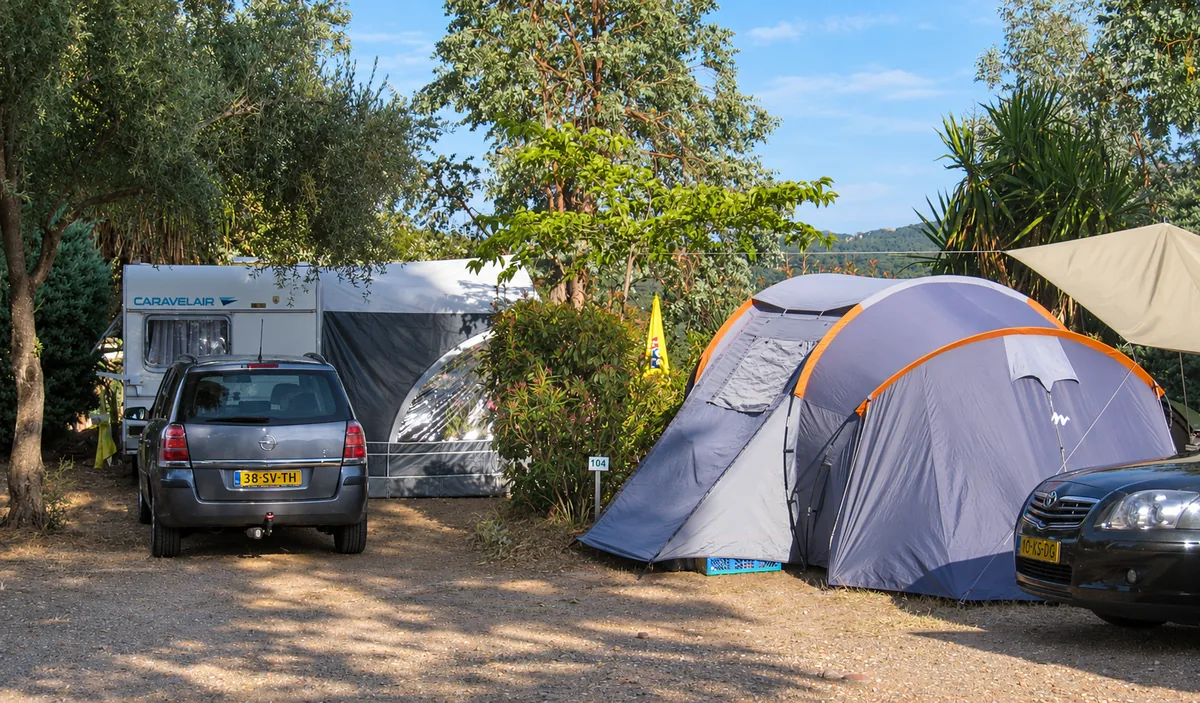 Une caravane et une tente sur les terrasses du camping — Emplacement Terrasse, Camping Les Philippons
