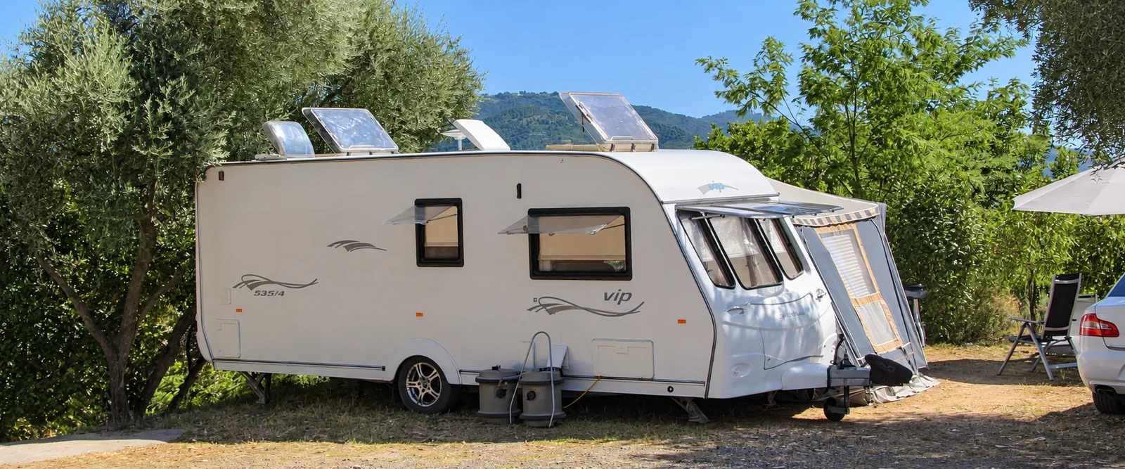Une caravane installée sur un emplacement Terrasse — Emplacement Terrasse, Camping Les Philippons