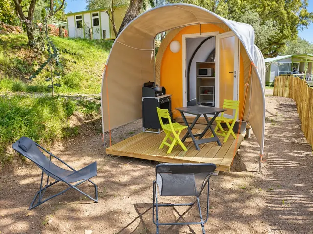 Die überdachte Terrasse und der Außenbereich des Coco Sweet