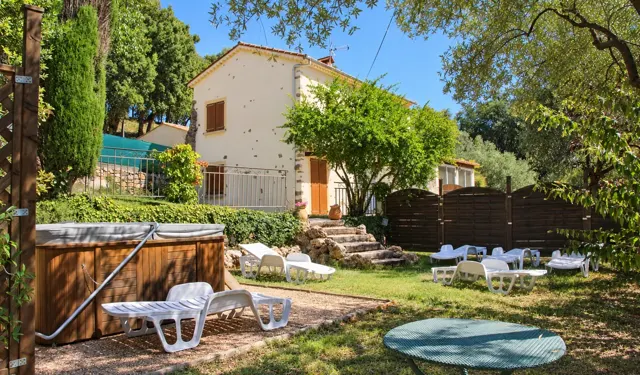 Die Villa Provençale und ihr Garten in natürlicher Umgebung