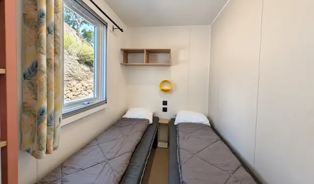 Das Schlafzimmer mit zwei Einzelbetten