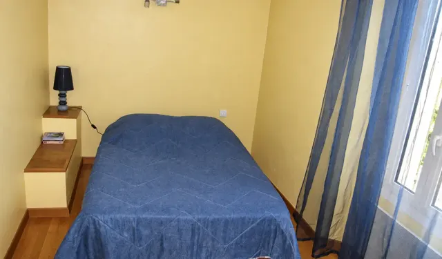 Das Doppelzimmer mit blauen Akzenten