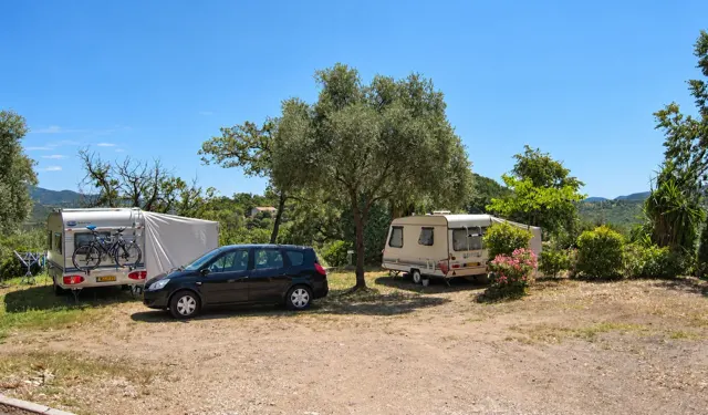 Wohnwagen mit Blick auf die Hügel