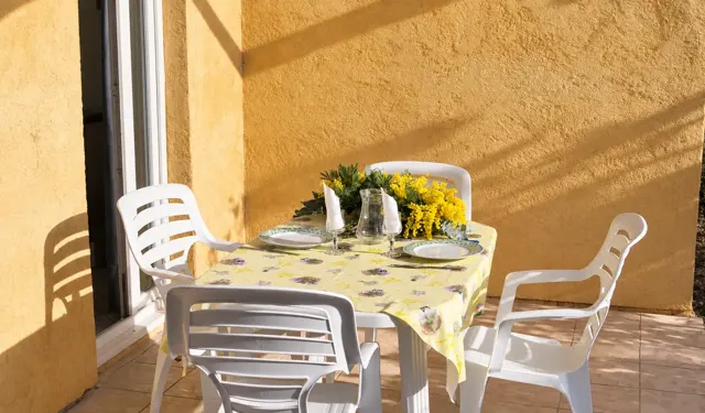Eine Mahlzeit auf der Terrasse