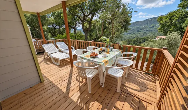 Die Terrasse und ihr Blick auf die Hügel