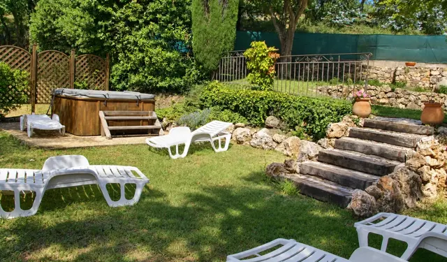 Der Garten, der Whirlpool und die Sonnenliegen
