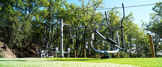 Fitnessbereich im Freien auf Camping Les Philippons