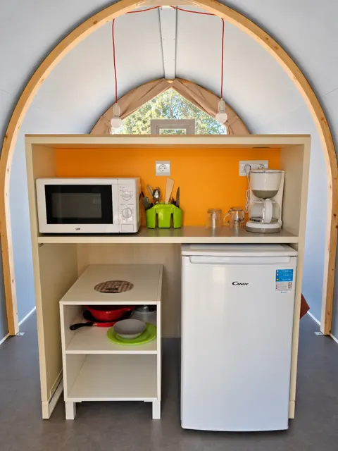 Kühlschrank, Mikrowelle und Kaffeemaschine