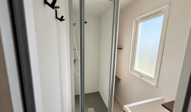Die Dusche im Badezimmer