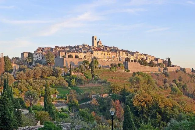 Das auf einem Hügel gelegene Dorf Saint-Paul-de-Vence Bildnachweis