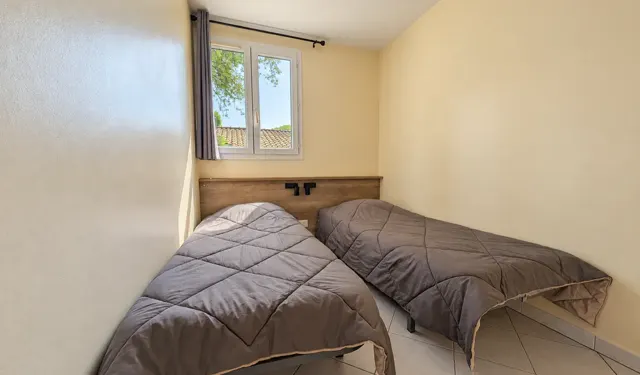 Das Schlafzimmer mit zwei Einzelbetten
