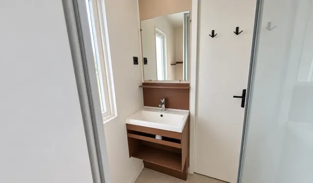 Das Waschbecken und die Staumöglichkeiten im Badezimmer