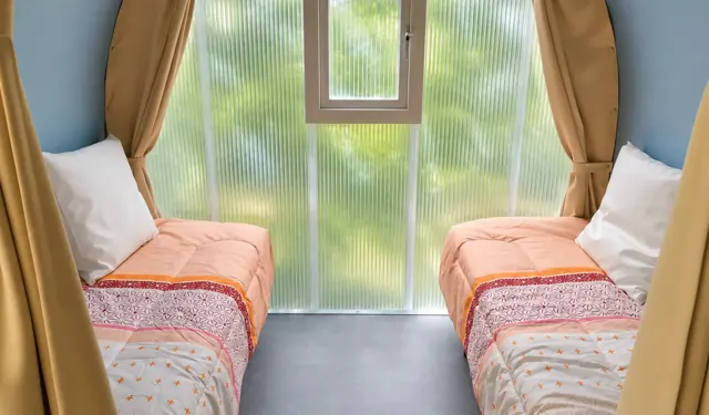 Das Schlafzimmer mit zwei Einzelbetten