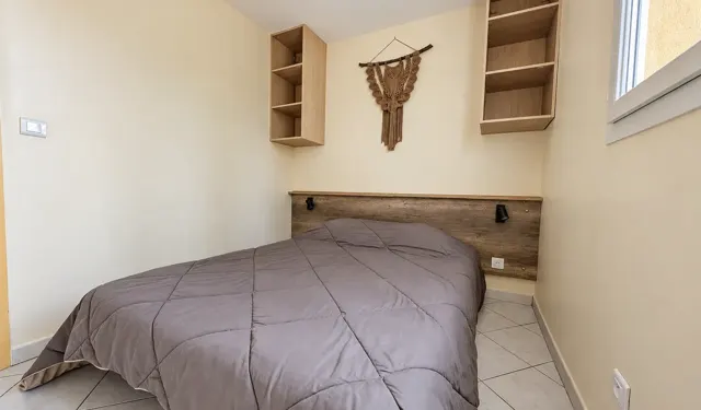 Das Schlafzimmer mit Doppelbett