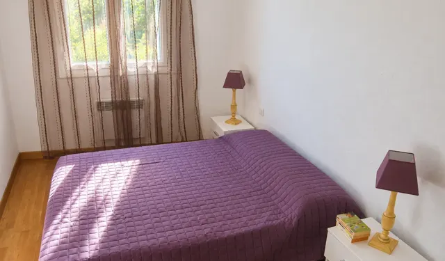 Das Doppelzimmer mit violetten Akzenten