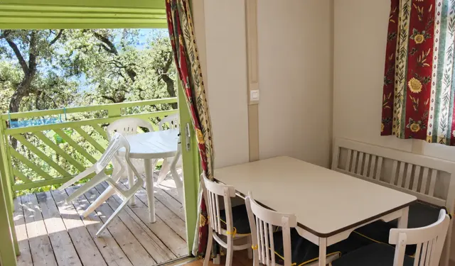 Der zur Terrasse offene Essbereich innen