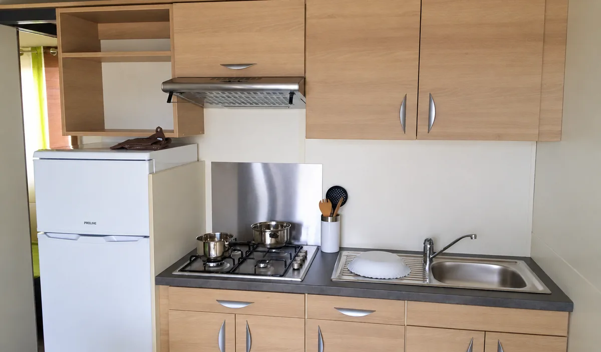 Les équipements de la cuisine — Chalet Moréa, Camping Les Philippons