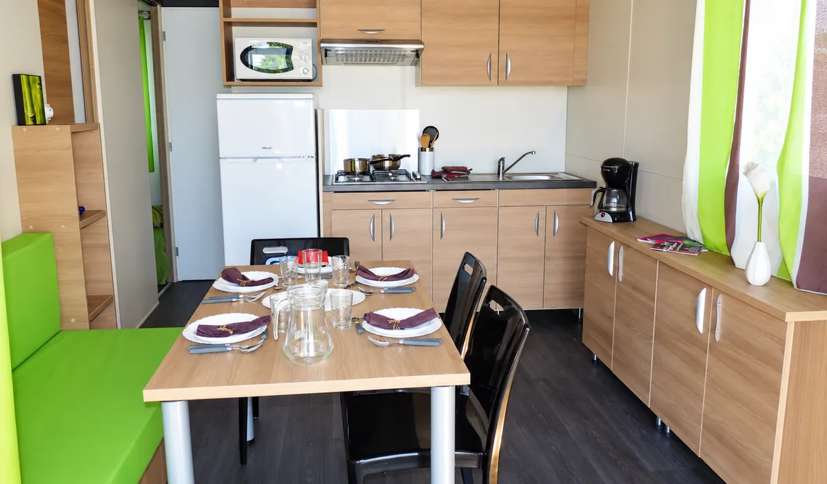 Le séjour, le coin repas et la cuisine équipée — Chalet Moréa, Camping Les Philippons