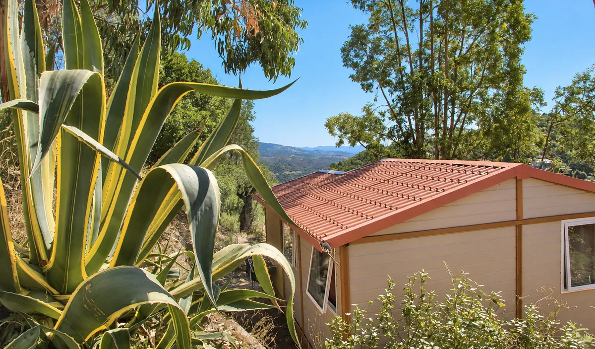 Le chalet et les agaves dans leur cadre méditerranéen — Chalet Nemo & Trianon, Camping Les Philippons