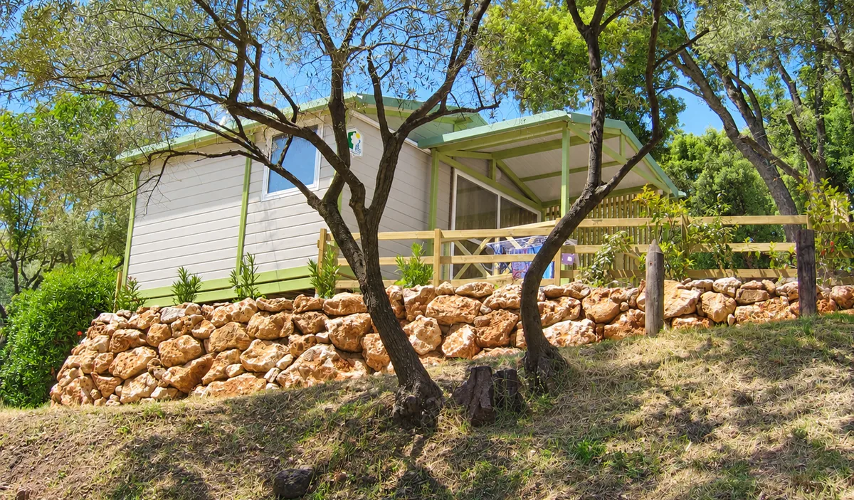 Le chalet installé en restanque au milieu des arbres — Chalet Nemo & Trianon, Camping Les Philippons