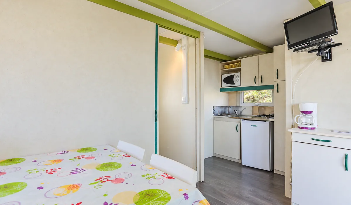 Le séjour et la cuisine équipée — Chalet Nemo & Trianon, Camping Les Philippons