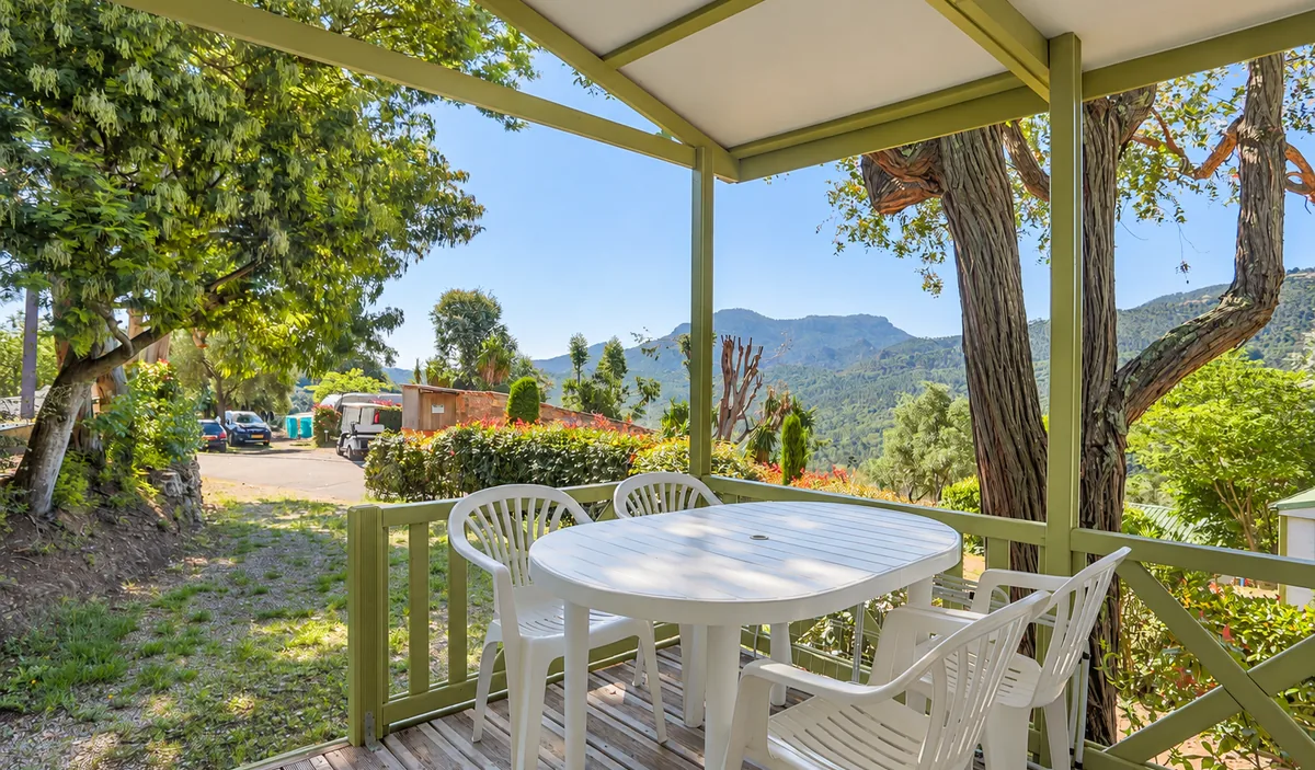 La terrasse couverte et sa vue sur les collines — Chalet Nemo & Trianon, Camping Les Philippons