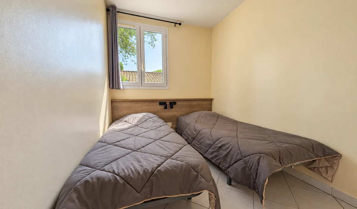 La chambre avec deux lits simples — Mini-villa Bastidon, Camping Les Philippons