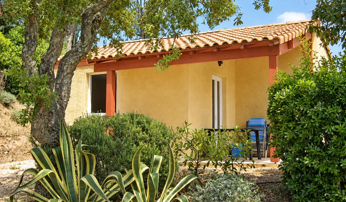 La mini-villa entourée d’arbres et d’agaves — Mini-villa Bastidon, Camping Les Philippons