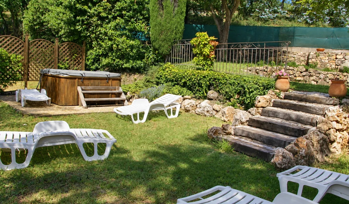 Le jardin, le jacuzzi et les transats — Villa Provençale, Camping Les Philippons