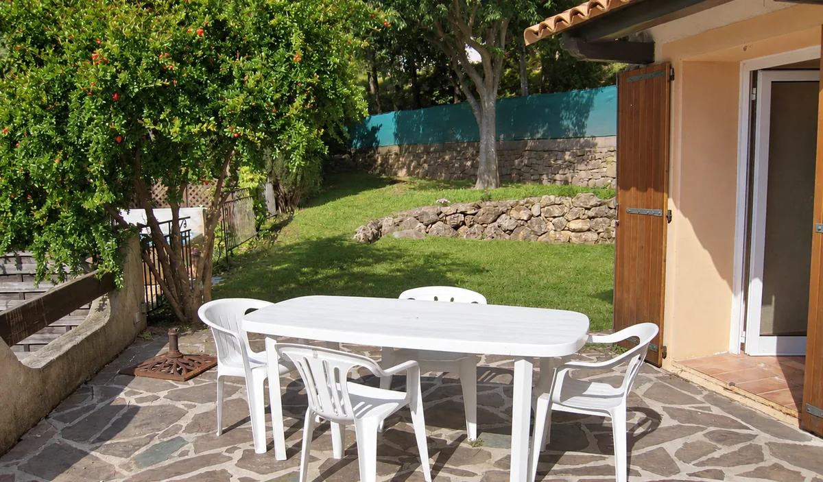 Le coin repas sur la terrasse — Villa Provençale, Camping Les Philippons
