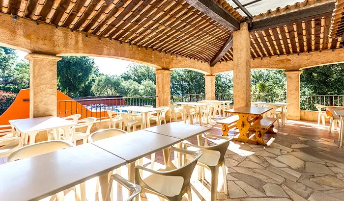 Die schattige Terrasse des Restaurants Chez Vaness’ auf Camping Les Philippons