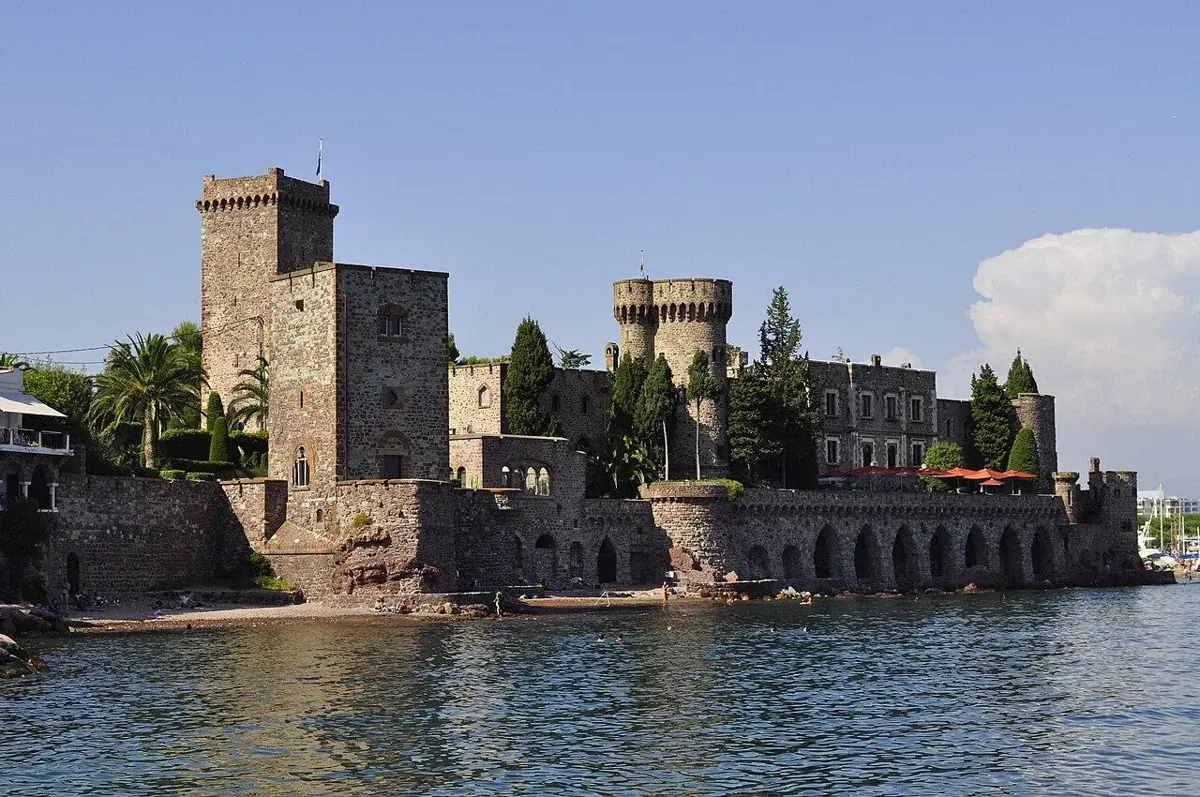 Das Schloss La Napoule und das Mittelmeer, von der Raguette aus gesehen