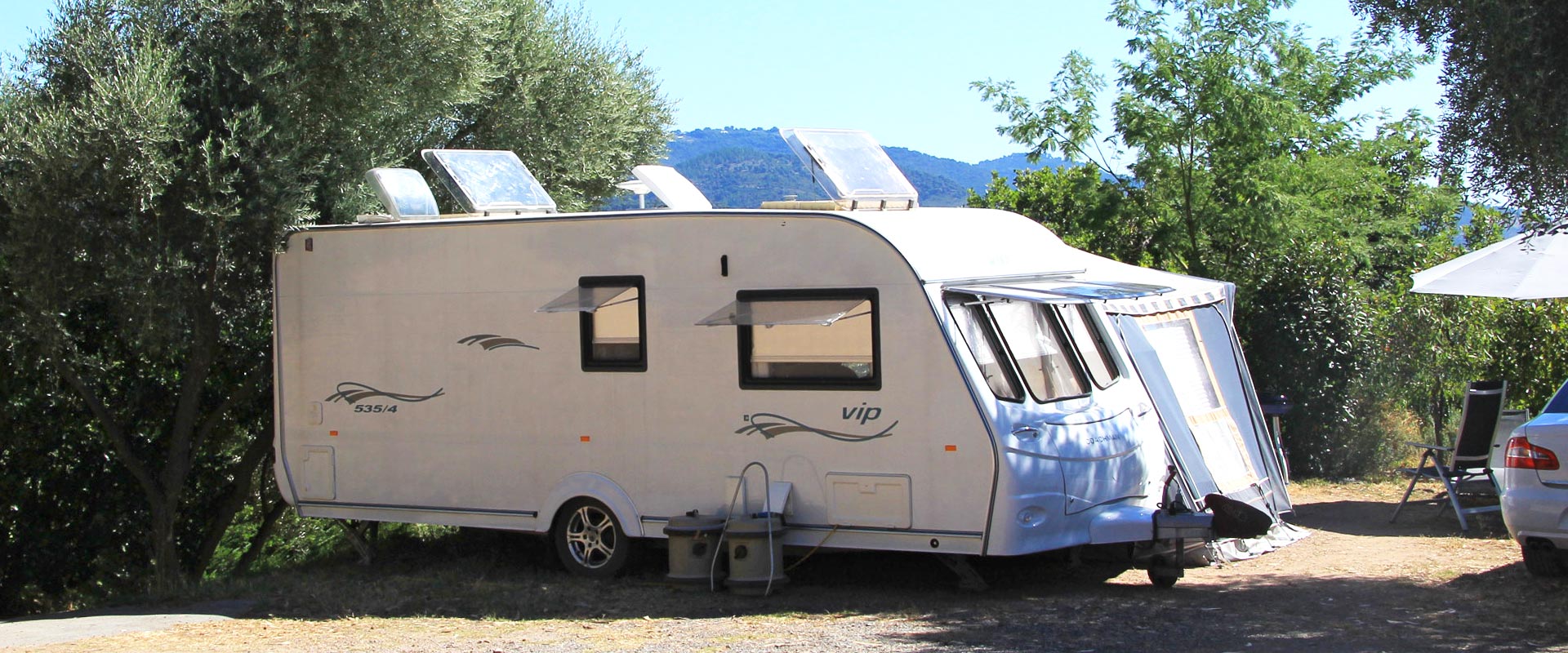 Emplacement Terrasse avec une caravane