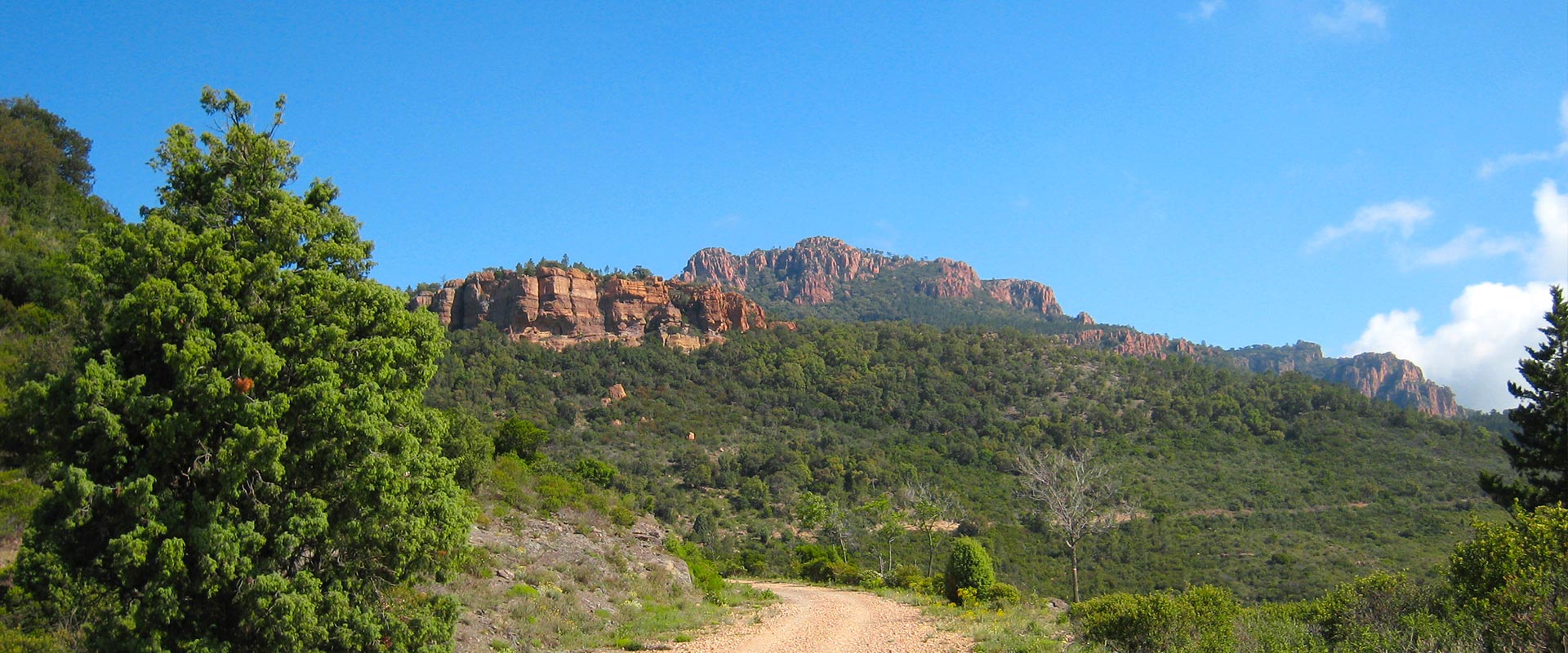 Hiking trail in the Estérel massif